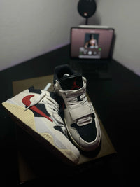 Jordan Jumpman Jack TR Travis Scott University Red FZ8117-101 in hand met premium materialen en Cactus Jack branding

