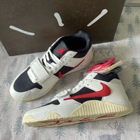 Jordan Jumpman Jack TR Travis Scott University Red FZ8117-101 on-feet gecombineerd met zwarte cargobroek voor een opvallende streetwear look

