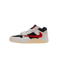 Jordan Jumpman Jack TR Travis Scott University Red FZ8117-101 zijaanzicht met wit canvas, rode overlays en signature reverse Swoosh

