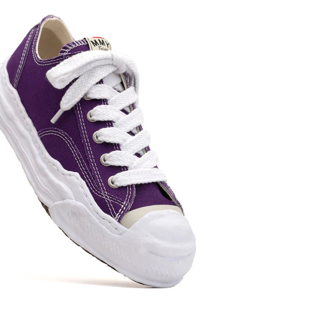 MHY-HANK-OG-PUR Maison Mihara Yasuhiro Hank OG Sole Canvas Low Purple – close-up paarse canvas textuur, contrasterende witte stitching en oversized zijkantzool 