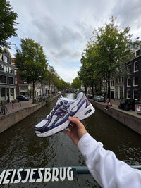 Paarse New balance met witte details en snrkickz tag