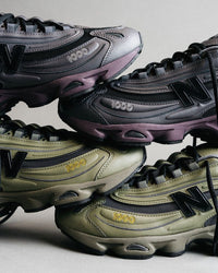 Stack van meerdere New Balance 1000 Dark Olivine sneakers voor releasepresentatie