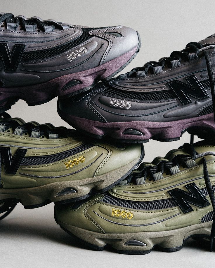 Stack van meerdere New Balance 1000 Dark Olivine sneakers voor releasepresentatie