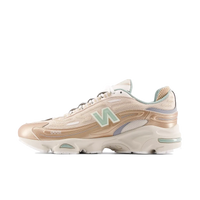 New Balance 1000 Desert Clay (SKU M1000DG) – vooraanzicht met beige mesh en rosegouden overlays