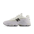 New Balance 1000 Pearl Grey Black M1000PSB zijaanzicht met grijze mesh upper, zwarte accenten en sculpted performance zool

