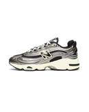 New Balance 1000 Silver Metallic M1000SM zijaanzicht met reflecterende upper, grijze mesh en glanzende sculpted zool

