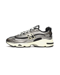 New Balance 1000 Silver Metallic M1000SM zijaanzicht met reflecterende upper, grijze mesh en glanzende sculpted zool

