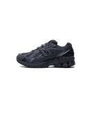 New Balance 1906D Protection Pack Eclipse zijaanzicht met gerafelde zwarte suede en futuristische zoolconstructie

