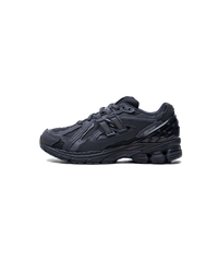 New Balance 1906D Protection Pack Eclipse zijaanzicht met gerafelde zwarte suede en futuristische zoolconstructie

