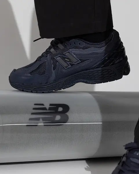Bovenaanzicht van de New Balance 1906D Eclipse met ademend mesh, gerafelde afwerking en diepe zwarte tinten


