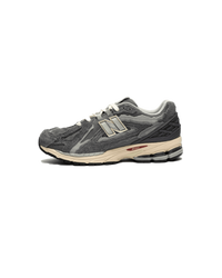 New Balance 1906D Protection Pack Harbor Grey zijaanzicht met gerafelde suede overlays en futuristische zool

