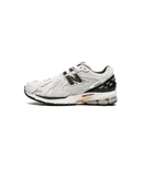 New Balance 1906D Protection Pack Reflection zijaanzicht met gerafelde suede overlays en lichtgrijze mesh upper

