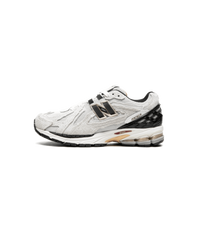 New Balance 1906D Protection Pack Reflection zijaanzicht met gerafelde suede overlays en lichtgrijze mesh upper

