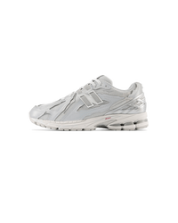 New Balance 1906D Protection Pack Silver Metallic zijaanzicht met metallic overlays en gerafelde randen



