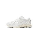 New Balance 1906D Protection Pack White zijaanzicht met gerafelde suede overlays en tonale mesh details

