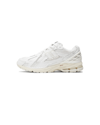 New Balance 1906D Protection Pack White zijaanzicht met gerafelde suede overlays en tonale mesh details

