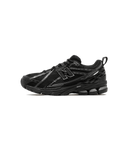 New Balance 1906R Black Grey zijaanzicht met zilveren N-logo en zwarte mesh upper

