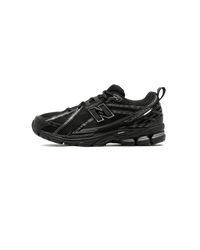 New Balance 1906R Black Grey zijaanzicht met zilveren N-logo en zwarte mesh upper

