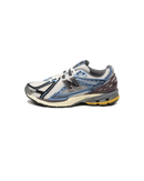 New Balance 1906R Blue Moonbeam zijaanzicht met pastelblauwe overlays en gebroken witte zool

