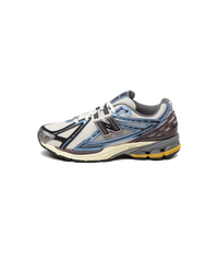 New Balance 1906R Blue Moonbeam zijaanzicht met pastelblauwe overlays en gebroken witte zool

