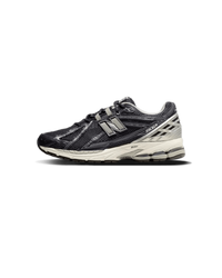 New Balance 1906R Eclipse zijaanzicht met donkergrijze mesh upper en zilveren N-logo

