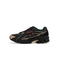 New Balance 1906R x Kith Black zijaanzicht met contrasterende witte zool en premium details
