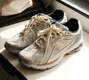 New Balance 1906R x Kith White met originele Kith-doos, extra veters en branding op tong en zool

