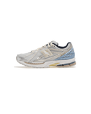 New Balance 1906R x Kith White zijaanzicht met crèmekleurige zool en subtiele zilveren accenten

