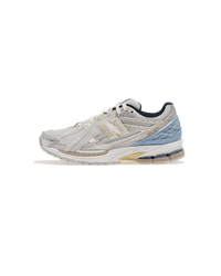 New Balance 1906R x Kith White zijaanzicht met crèmekleurige zool en subtiele zilveren accenten


