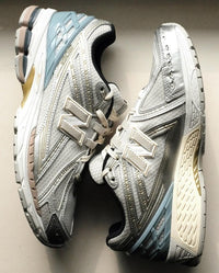 Bovenaanzicht van de New Balance 1906R x Kith White met mesh upper en reflecterende veters

