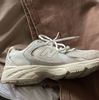 Bovenaanzicht van de New Balance 530 Beige Angora met ademend mesh, beige veters en minimal branding

