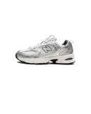 New Balance 530 Grey Matter Silver Metallic zijaanzicht met zilveren overlays en grijze mesh upper

