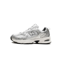New Balance 530 Grey Matter Silver Metallic zijaanzicht met zilveren overlays en grijze mesh upper

