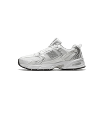 New Balance 530 New Balance 530 Munsell White zijaanzicht met witte mesh upper, grijze accenten en klassieke ABZORB-zool

 White
