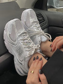 New Balance 530 Triple White on-feet met witte sokken en cleane fit, perfect voor zomer en minimal outfits

