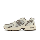 New Balance 530 Turtledove Mushroom zijaanzicht met zachte beige mesh en bruine accenten op zool en logo

