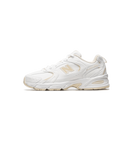 New Balance 530 White Calm Taupe zijaanzicht met taupekleurige details, witte mesh en retro zoolconstructie


