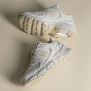Bovenaanzicht van de New Balance 530 White Calm Taupe met ademend mesh, taupekleurige veters en subtiel N-logo

