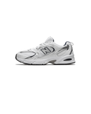 New Balance 530 White Silver Navy zijaanzicht met zilveren overlays, marineblauwe details en retro zooldesign

