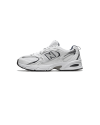 New Balance 530 White Silver Navy zijaanzicht met zilveren overlays, marineblauwe details en retro zooldesign


