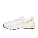 New Balance 530 White Vibrant Apricot Silver Metallic zijaanzicht met abrikooskleurige accenten en zilveren details op de zool

