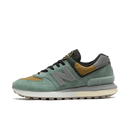 New Balance 574 x Stone Island Legacy Light Green zijaanzicht met suède panelen, mesh upper en co-branded details


