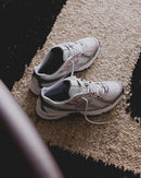 Bovenaanzicht van de New Balance 740v2 Rose Sugar met ademend mesh, roze veters en gestroomlijnde afwerking

