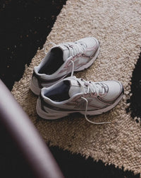 Bovenaanzicht van de New Balance 740v2 Rose Sugar met ademend mesh, roze veters en gestroomlijnde afwerking

