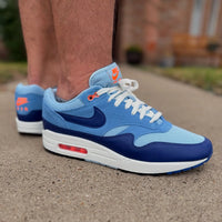 Achteraanzicht van de Psychic Blue met zicht op lichtblauwe details en witte midsole – subtiel contrast en zichtbare Air-unit

