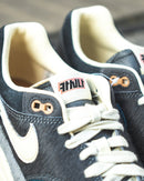 Achteraanzicht van de Kasina Air Max 1 met zicht op het houten dubrae, het borduurwerk op de hiel en off-white zool – collab vol symboliek

