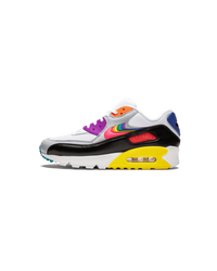 Zijkant van de Nike Air Max 90 Be True met witte basis, transparante mudguard en rainbow-gradient Air unit – Pride release met unieke LGBTQ+ details