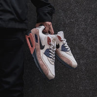 Air Max 90 Camowabb on feet bij outdoor fit – camo-panelen en gespikkelde zool geven een trail-ready uitstraling aan deze retro runner

