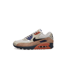 Zijkant van de Nike Air Max 90 Camowabb met beige suède, camouflageprint en ACG-geïnspireerde specklezool – stevige look met outdoor influenc