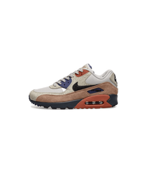 Zijkant van de Nike Air Max 90 Camowabb met beige suède, camouflageprint en ACG-geïnspireerde specklezool – stevige look met outdoor influenc